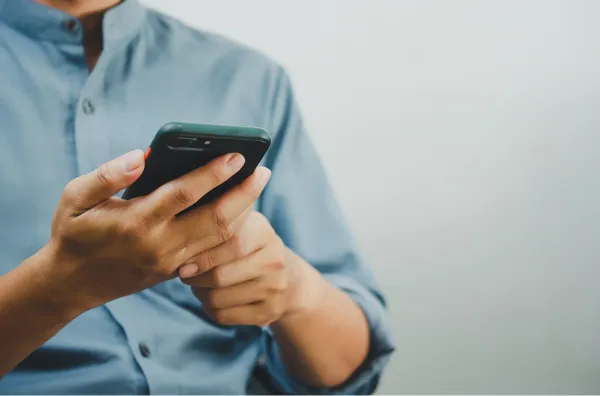A phone showing a text message confirming an issue was resolved.